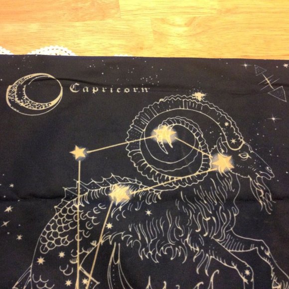 Astrology pillow cover for Capricorn, gorgeous gold and black - Picture 3 of 5